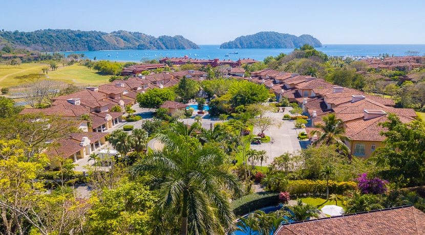 palapa and pool in Colina